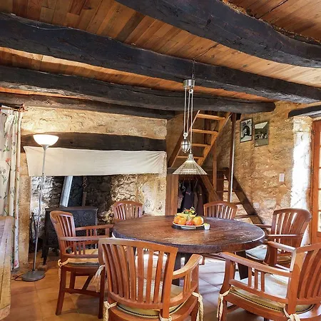 Secluded Holdiay In Saint-cirq-madelon With Terrace In Luxury Of Nature Feriehus Milhac