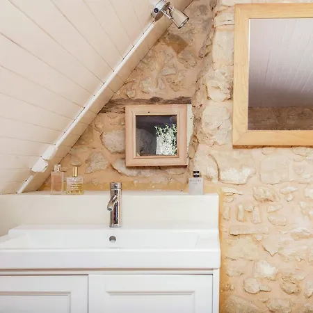 Feriehus Secluded Holdiay In Saint-cirq-madelon With Terrace In Luxury Of Nature Milhac